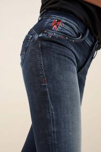 Jeans Push Up Wonder capri avec brillants 139€
