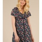 robe-droite-volantee-imprime-a-fleur 64,95€